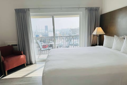 Room, 1 King Bed, Non Smoking (Harbor View) | In-room safe, individually decorated, individually furnished, desk