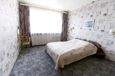 Soundproofing, free WiFi, bed sheets