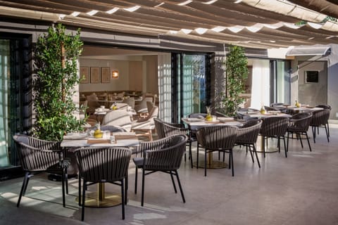 Breakfast, lunch, dinner served; Californian cuisine, alfresco dining 