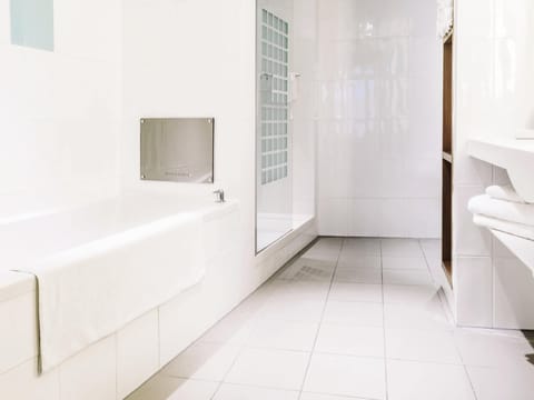 Executive Room (1 King Bed and 1 Double Sofa bed) | Minibar, in-room safe, desk, laptop workspace