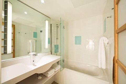 Combined shower/tub, eco-friendly toiletries, hair dryer, towels