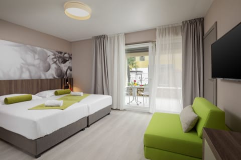 Classic room with balcony, Park side | Minibar, in-room safe, desk, free cribs/infant beds