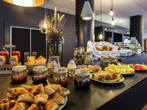 Daily buffet breakfast for a fee