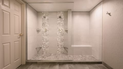 VIP Suite King Non-Smoking | Bathroom | Rainfall showerhead, free toiletries, hair dryer, towels