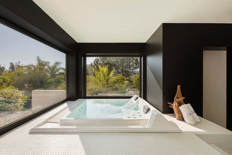 Couples treatment rooms, hot tub, steam room, Turkish bath