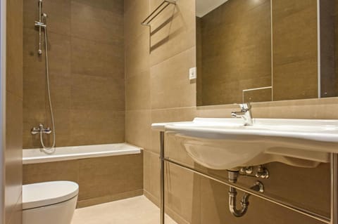 Junior Suite, Jetted Tub, Sea View | Bathroom | Hair dryer, towels