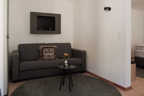 Deluxe Double Room, 2 Twin Beds | Living area