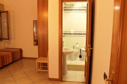 Double Room | Bathroom | Shower, rainfall showerhead, free toiletries, hair dryer