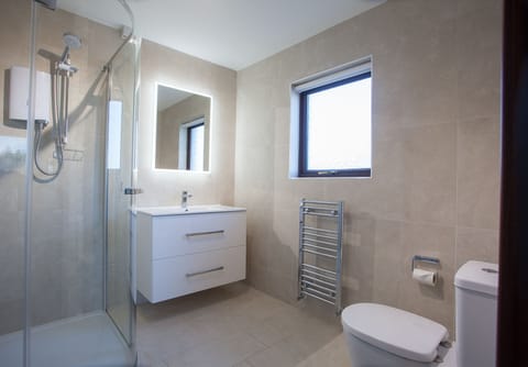 Twin Room, Ensuite | Bathroom