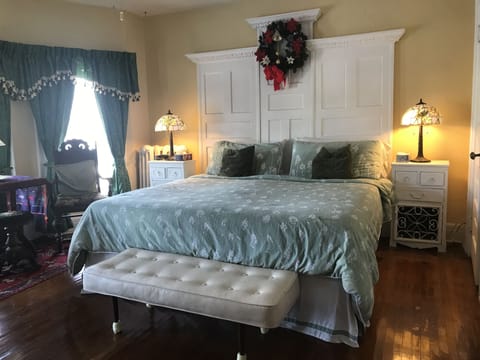 Suite, 1 King Bed, Jetted Tub | Free WiFi, bed sheets