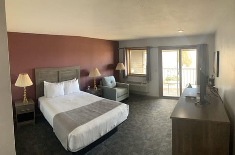 Standard Room, Golf View | Desk, iron/ironing board, rollaway beds, free WiFi