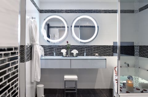 Suite, Garden View | Premium bedding, minibar, in-room safe, desk