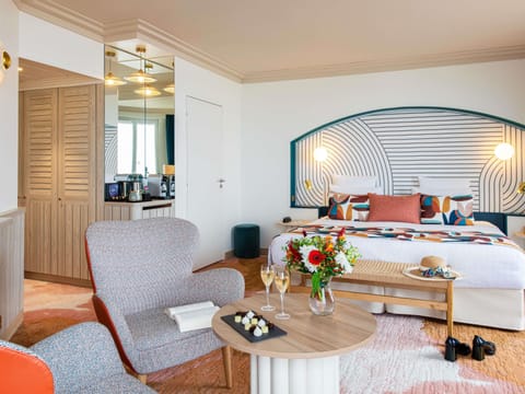 Junior Suite, 1 King Bed | Premium bedding, in-room safe, desk, soundproofing