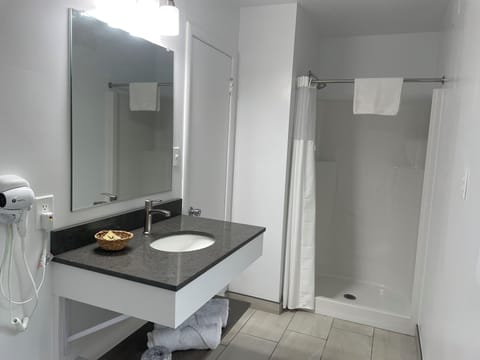 Room, 1 Queen Bed, Non Smoking | Bathroom | Shower, towels