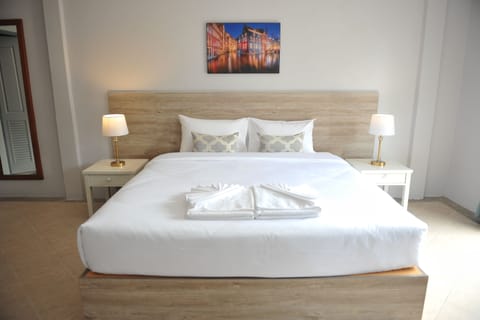 Junior Suite | Minibar, in-room safe, desk, blackout drapes