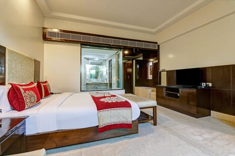 Luxury Double Room, 1 King Bed | Hypo-allergenic bedding, minibar, in-room safe, desk