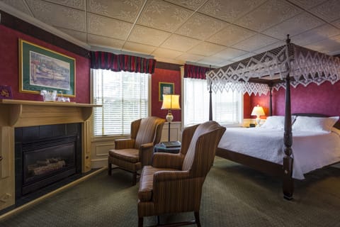 Aster King Suite, Jetted Tub, Bay View | Iron/ironing board, free WiFi, bed sheets, alarm clocks