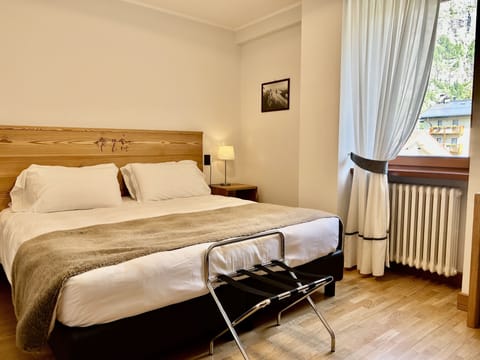 Double or Twin Room | Minibar, in-room safe, desk, free WiFi