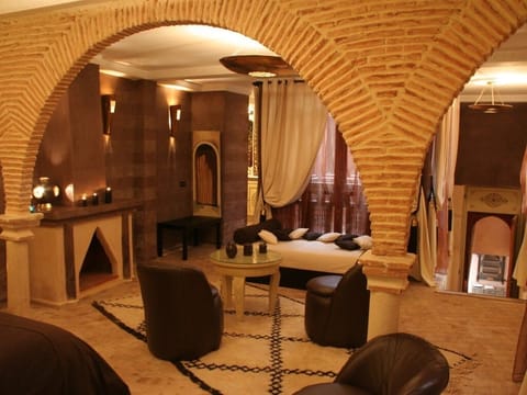 Family Suite, Private Bathroom | In-room safe, free cribs/infant beds, WiFi, bed sheets
