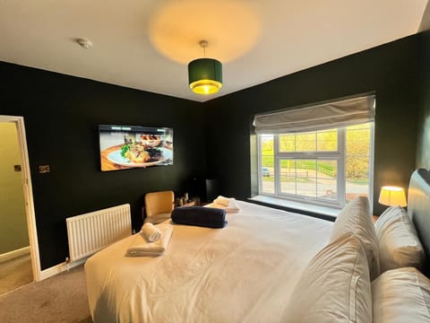 Suite, Ensuite | Egyptian cotton sheets, premium bedding, memory foam beds, minibar