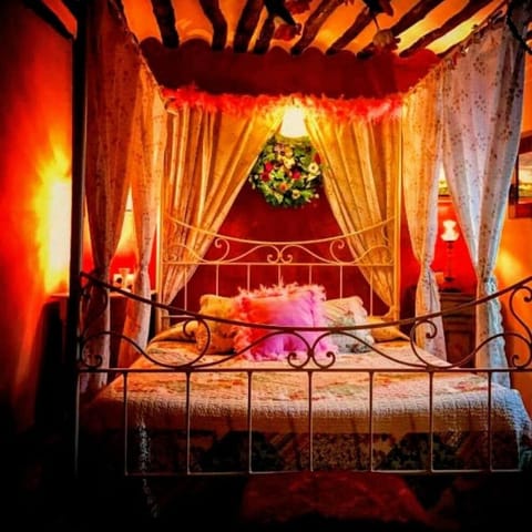 Honeymoon Suite | Living area | TV