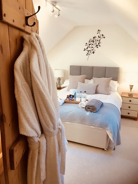 Premium bedding, iron/ironing board, free WiFi, bed sheets