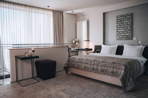 Comfort Double Room | Minibar, in-room safe, individually decorated, desk