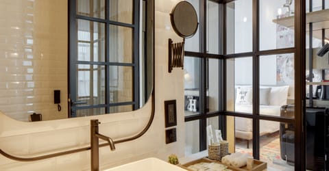 Studio | Bathroom | Shower, free toiletries, hair dryer, bathrobes