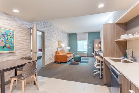 Studio, 1 King Bed, Accessible, Bathtub | Desk, blackout drapes, iron/ironing board, cribs/infant beds