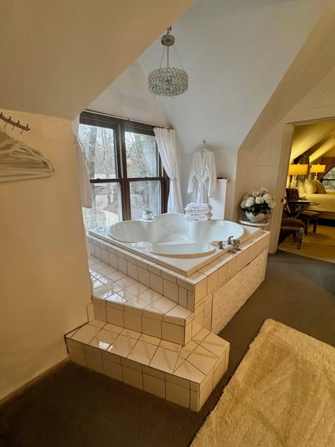 Honeymoon Suite, 1 King Bed, Fireplace, Courtyard View | Bathroom | Separate tub and shower, jetted tub, hydromassage showerhead