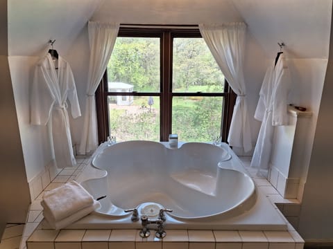 Honeymoon Suite, 1 King Bed, Fireplace, Courtyard View | Garden view