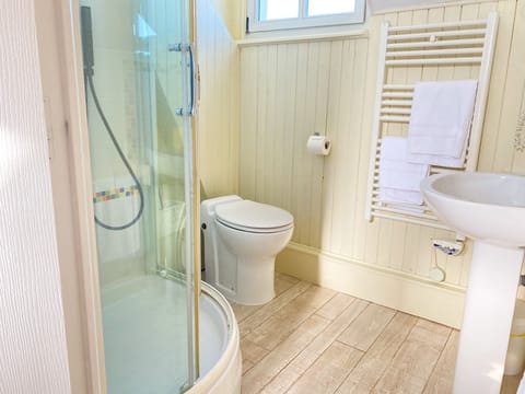 Suite Montlouis | Bathroom | Free toiletries, hair dryer, towels