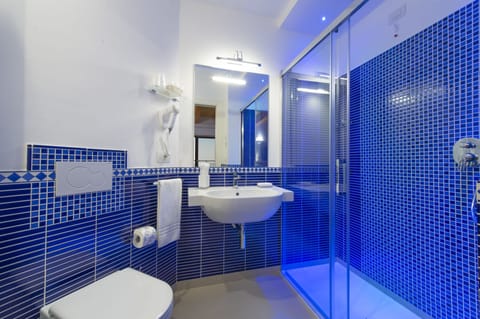 Deluxe Triple Room | Bathroom | Deep soaking tub, rainfall showerhead, free toiletries, hair dryer