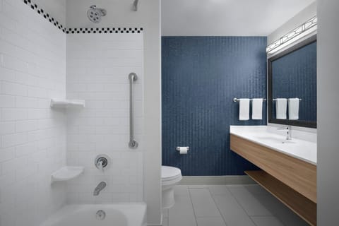 Combined shower/tub, free toiletries, hair dryer, towels