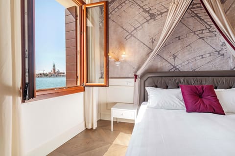 Junior Suite, Sea View | Egyptian cotton sheets, premium bedding, free minibar, in-room safe