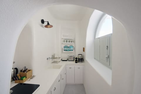 Traditional Villa | Private kitchenette | Fridge, stovetop, espresso maker, coffee/tea maker