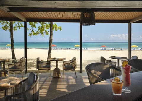 6 restaurants; breakfast, lunch, and dinner served