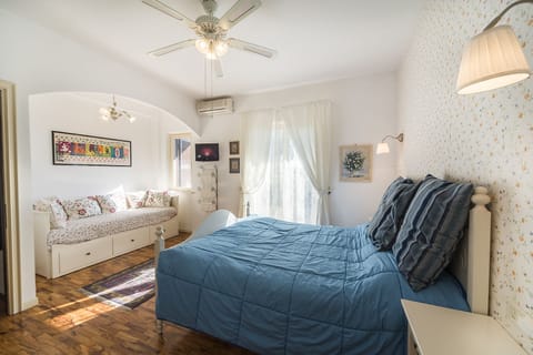 Suite, 1 Queen Bed with Sofa bed, Non Smoking, Jetted Tub | In-room safe, desk, free WiFi, bed sheets