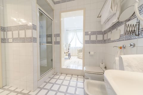 Suite, 1 Queen Bed with Sofa bed, Non Smoking, Jetted Tub | Bathroom | Jetted tub, hydromassage showerhead, hair dryer, bathrobes