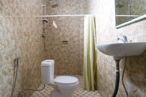 Quadruple Room | Bathroom | Shower, towels