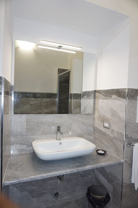 Deluxe Triple Room | Bathroom | Shower, rainfall showerhead, hair dryer, bidet