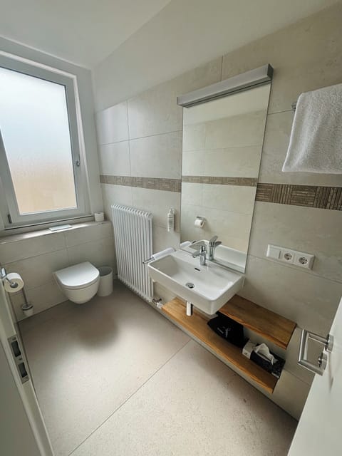 Comfort Single Room, 1 Large Twin Bed, Non Smoking | Bathroom | Towels