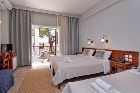 Triple Room | In-room safe, cribs/infant beds, rollaway beds, free WiFi