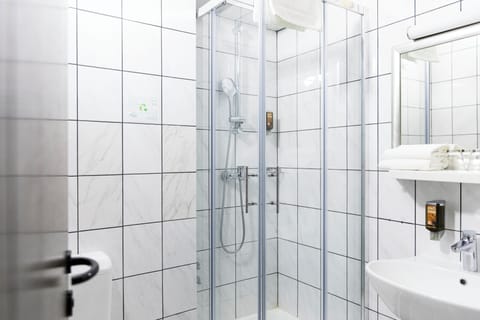 Triple Room | Bathroom | Hair dryer, towels