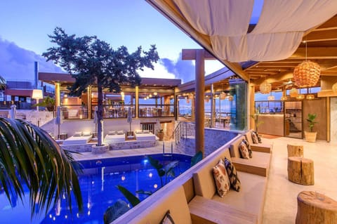 2 restaurants; breakfast, lunch, and dinner served
