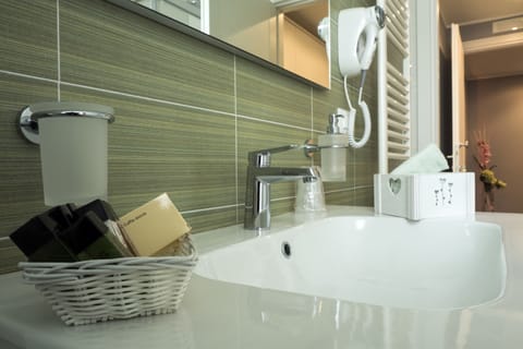 Deluxe Double Room | Bathroom amenities | Shower, free toiletries, hair dryer, bathrobes