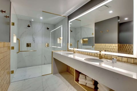 Studio, 1 King Bed | Bathroom shower