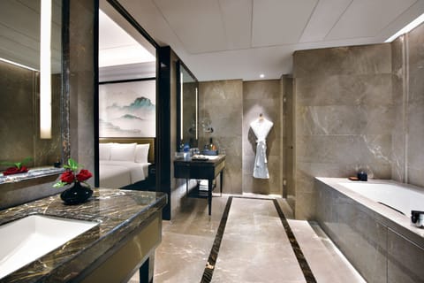 In-room safe, soundproofing, iron/ironing board, free WiFi