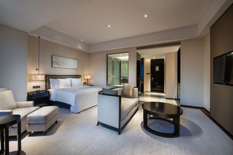 In-room safe, soundproofing, iron/ironing board, free WiFi