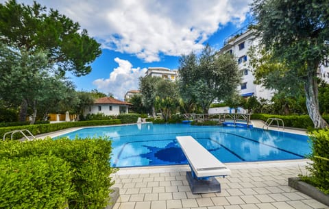 Seasonal outdoor pool, sun loungers